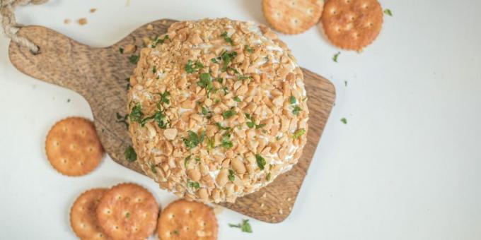 Petisco de queijo com amendoim e salsa