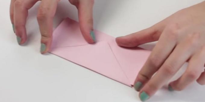 Envelope com as mãos: válvula de dobrar