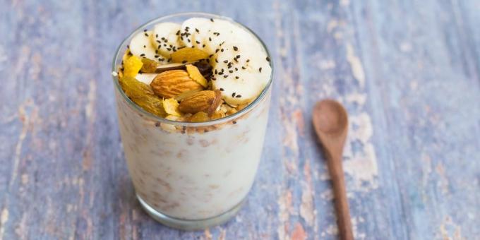 o que comer antes de um treino: iogurte com nozes e banana