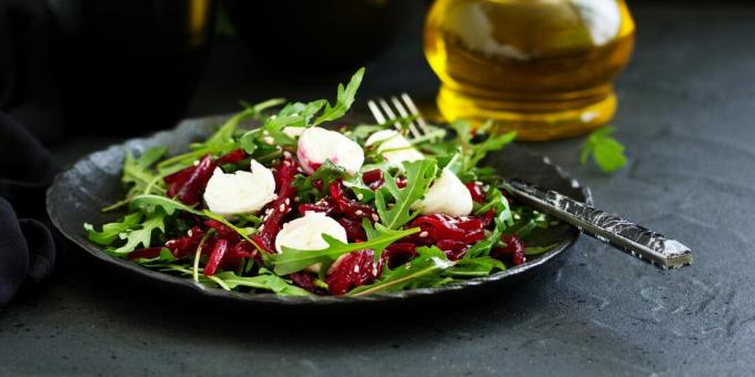 Salada com mussarela, rúcula e beterraba: uma receita simples