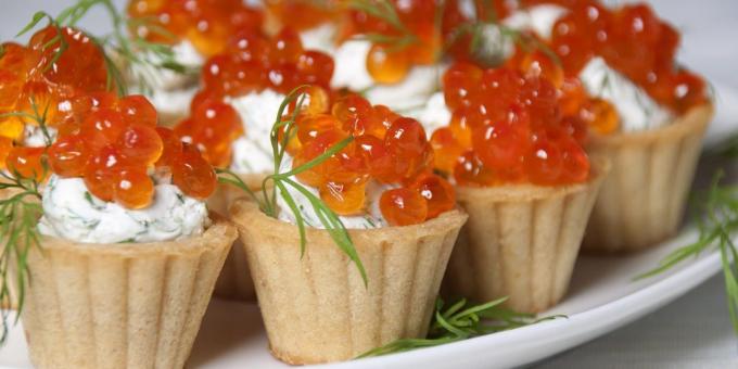 Tartlets com coalhada de caviar e queijo
