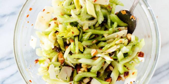 Salada com aipo, figos, amêndoas e parmesão