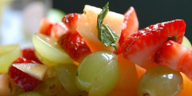 salada de frutas de melão com morangos e cerejas
