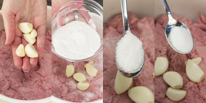 Passo a passo receita para salsicha caseira: Adicionar o alho, creme, sal, açúcar