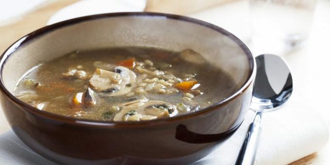 Sopa de borrego com cevada e cogumelos