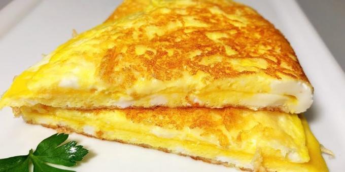 Pequeno-almoço rápido: ovos mexidos com crosta de queijo crocante