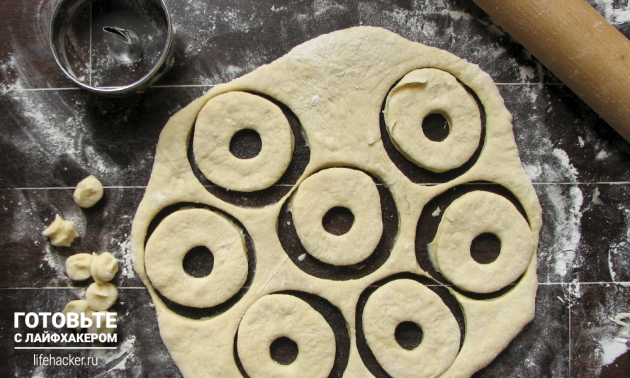 Cozinhar donuts no forno: cortando donuts