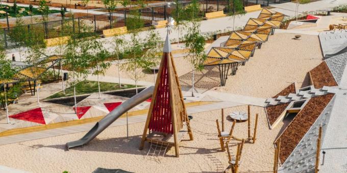 Playgrounds deve ser desenvolver e seguro: pleyhab em uma área residencial "Salaryevo Park"