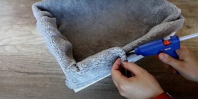 Como fazer uma cama de gato faça-você-mesmo: cole o tecido