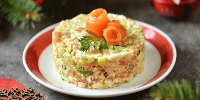 Salada com peixe vermelho, ovos e abacate