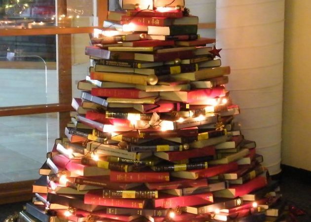 Como decorar a casa para o Ano Novo: Árvore de Natal de livros