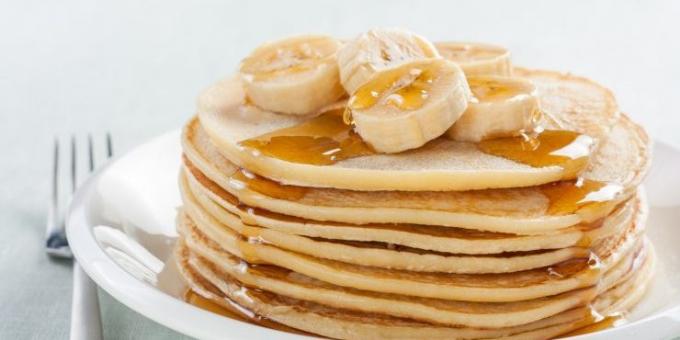 O que cozinhar para o pequeno almoço: americana da panqueca com mel e banana