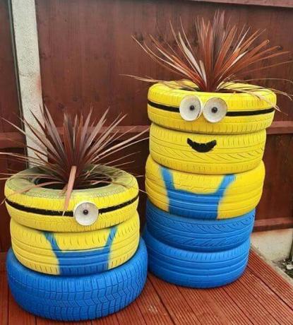 Um canteiro de flores de pneus