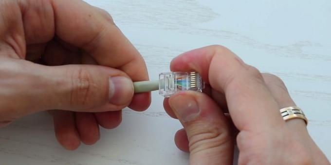 Como frisar um cabo de par trançado: deslize no conector