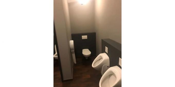 banheiro em um restaurante alemão