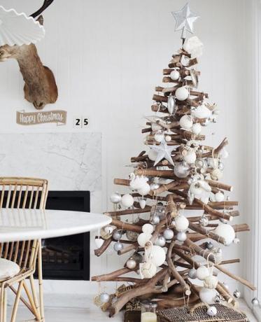 Como decorar a casa para o Ano Novo: Árvore de Natal feita de varas