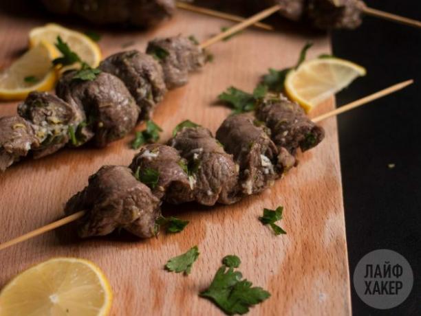 Shish kebabs em espetos de carne ficarão mais suculentos se você deixá-los preparar antes de servir 