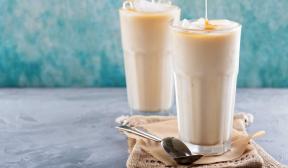 Coquetel de rum cremoso com caramelo