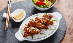 Frango ao molho teriyaki com sementes de gergelim e cebolinha