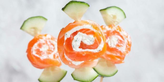 Aperitivo festivo com peixe vermelho, queijo e pepino