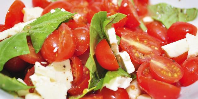 receitas rápidas de pratos: salada com tomates e queijo feta 