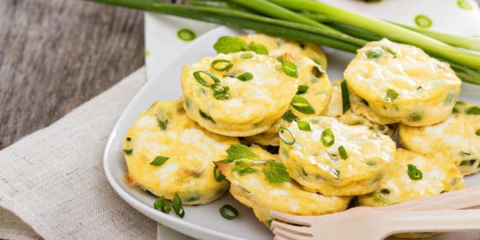 Mini frittatas com queijo feta, ervilhas e ervas