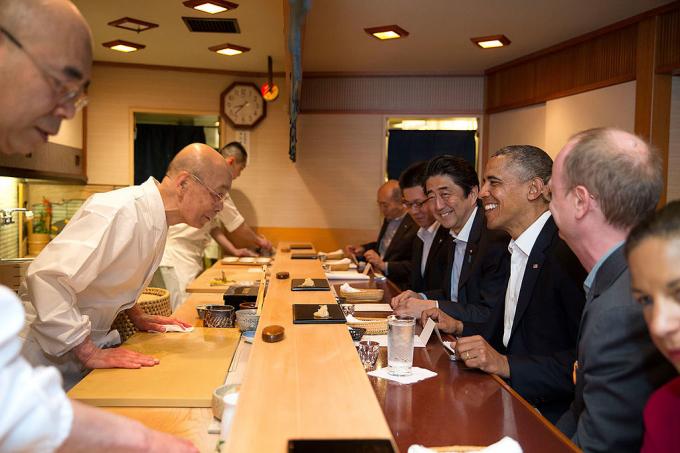 Jiro Ono e Barack Obama. Pela Casa Branca de Washington, DC - P042314PS-0082, de domínio público, https://commons.wikimedia.org/w/index.php? curid = 34426375