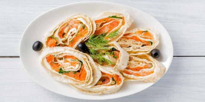 Lavash roll com peixe vermelho, queijo e azeitonas
