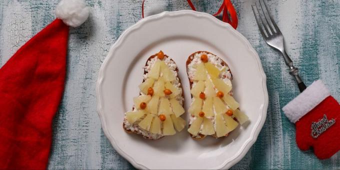 Sanduíches de ano novo com palitos de abacaxi e caranguejo