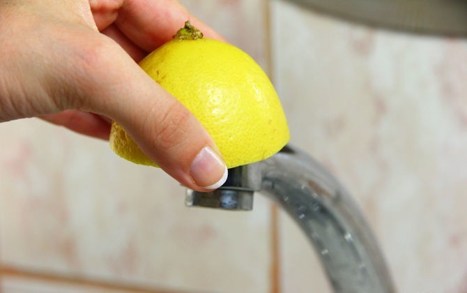 Como remover a placa bacteriana na torneira