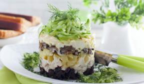 Salada de frango com cogumelos e ameixas