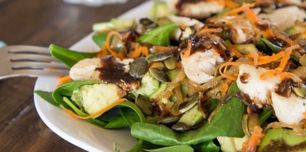 As melhores receitas com gengibre: Salada com frango, espinafre e gengibre