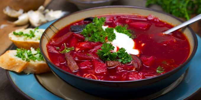Sopa com pasta de tomate