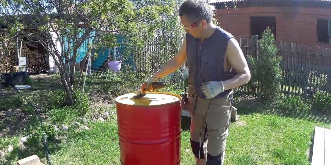Como fazer um tandoor com suas próprias mãos: Vire o barril de cabeça para baixo e limpe-o cuidadosamente com uma rebarbadora