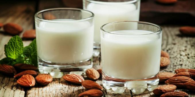 Bebidas saudáveis ​​antes de dormir: leite de amêndoa