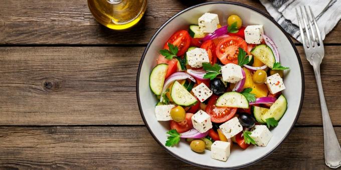 Salada grega com tofu