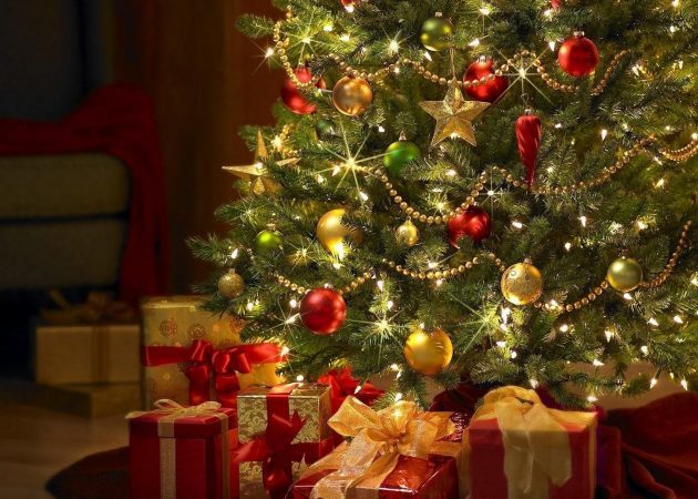 Decorar uma árvore de Natal: Esferas e ouropel