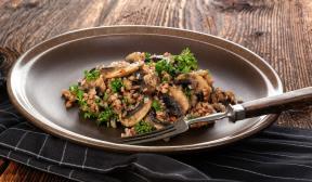 Risoto de trigo sarraceno com cogumelos, alho e parmesão