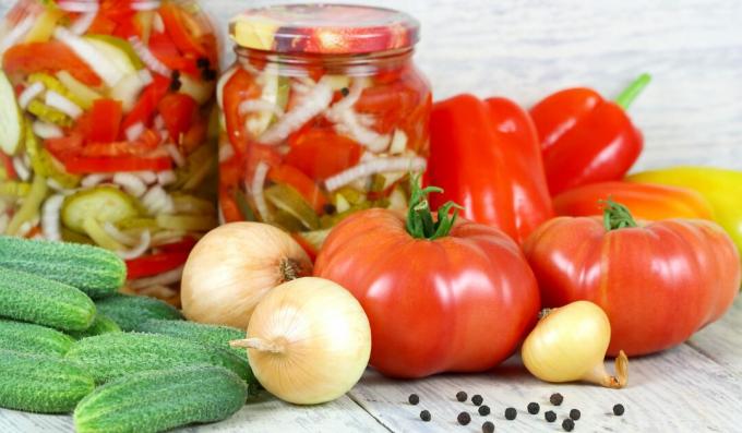 Salada de pepino e tomate para o inverno