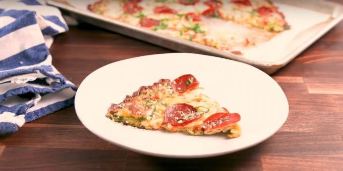 Zucchini pizza com molho de tomate, queijo e salsicha no forno