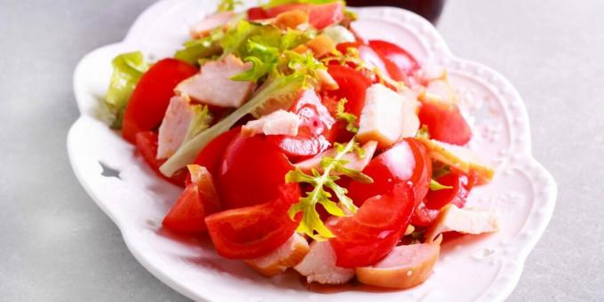 Salada com frango defumado e tomate