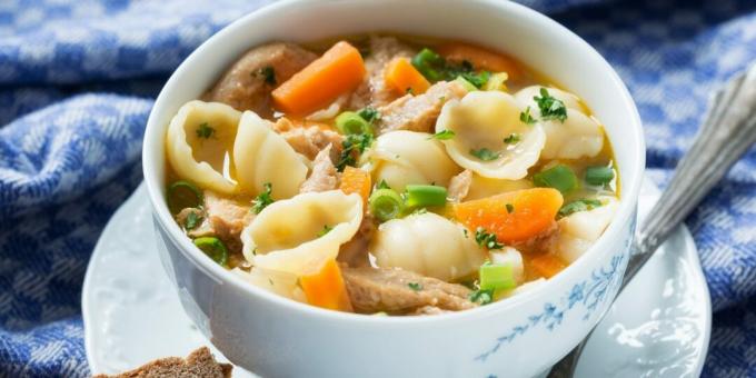 Sopa com carne de soja e macarrão