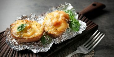 Batatas recheadas com queijo cottage e queijo