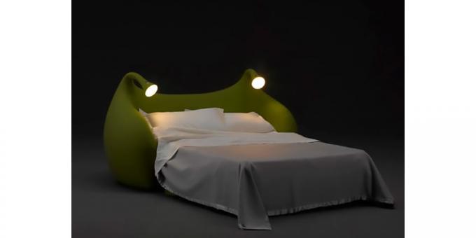 cama com luzes de cabeceira