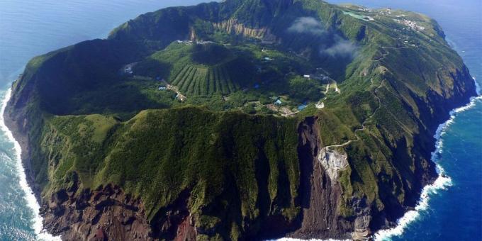 território asiático não é em vão atrair turistas: a ilha vulcânica Aogasima, Japão
