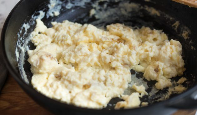 Quesadillas com Queijo, Everch, Mostarda e Ovos Mexidos: Faça Ovos Mexidos