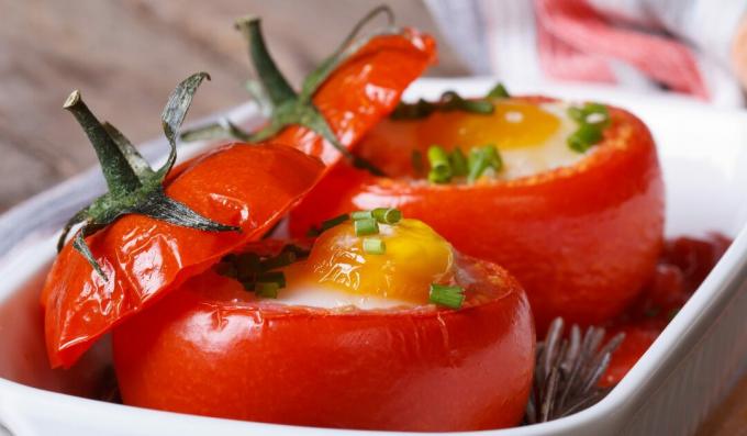 Tomates recheados com ovos e presunto