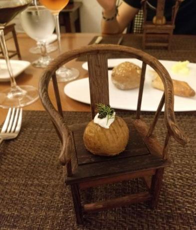 servindo batatas em uma cadeira alta