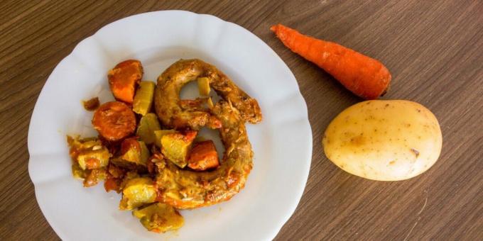 Pescoço de frango estufado com legumes e curry