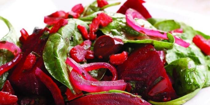 Salada morna de beterraba cozida, tomate e espinafre